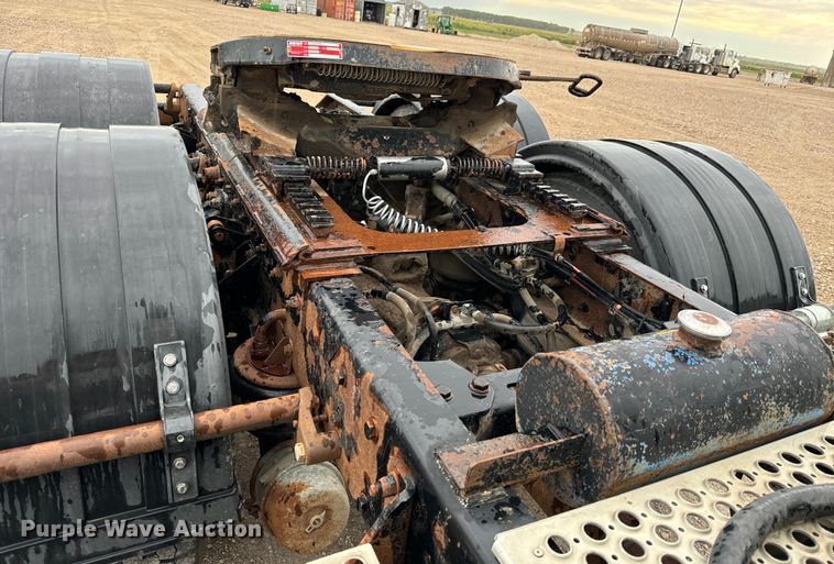 image for item LF9997 2010 Kenworth  T800 semi truck