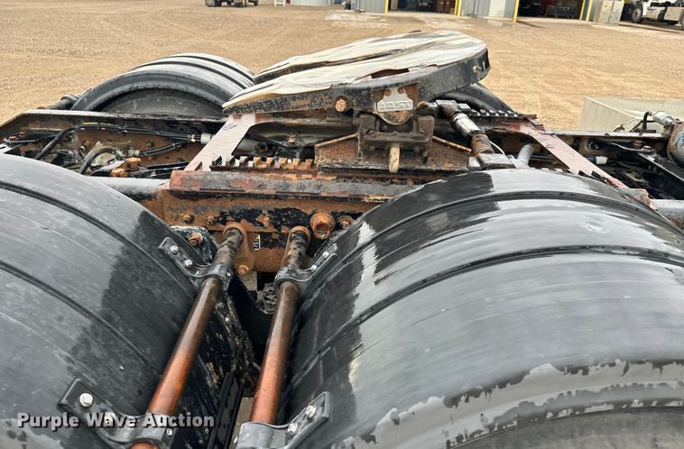 image for item LF9997 2010 Kenworth  T800 semi truck