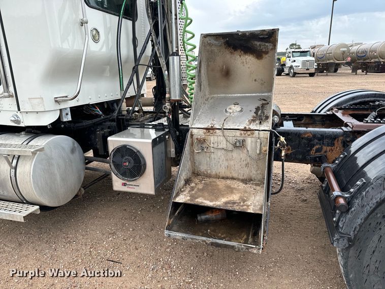 image for item LF9997 2010 Kenworth  T800 semi truck