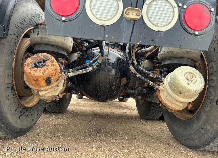 image for item LF9997 2010 Kenworth  T800 semi truck