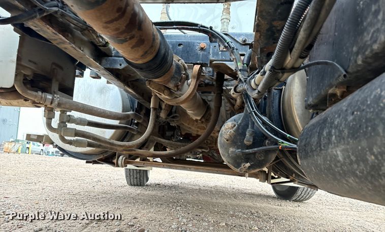 image for item LF9997 2010 Kenworth  T800 semi truck