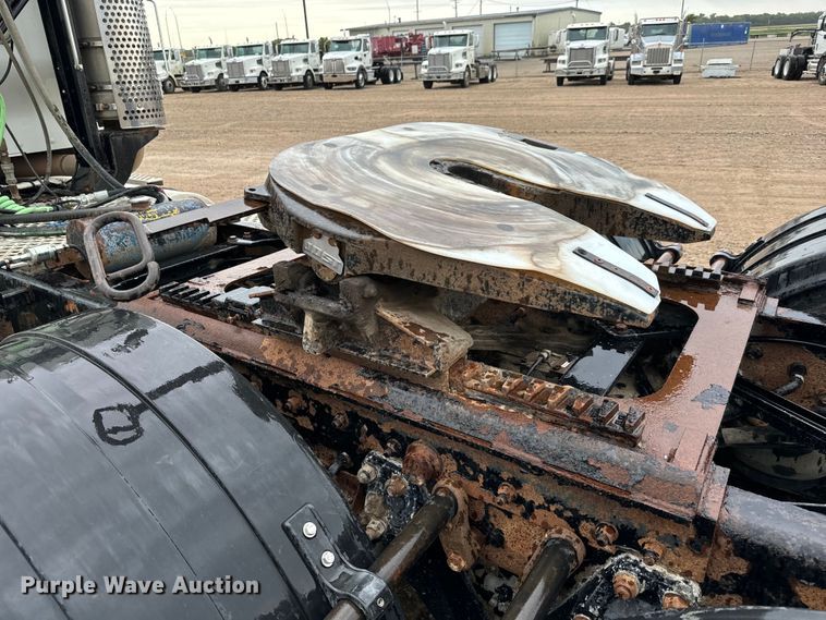 image for item LF9997 2010 Kenworth  T800 semi truck