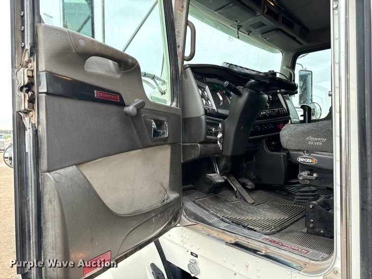 image for item LF9997 2010 Kenworth  T800 semi truck