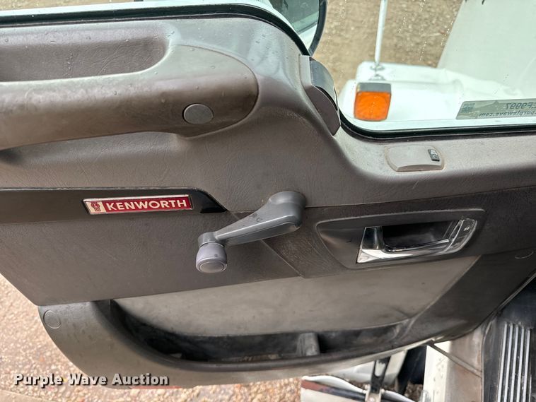 image for item LF9997 2010 Kenworth  T800 semi truck