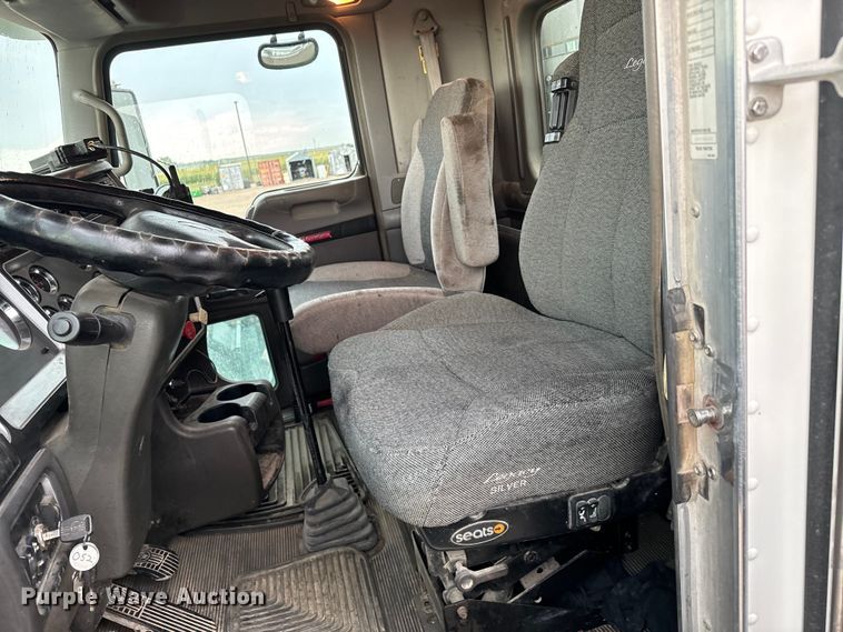 image for item LF9997 2010 Kenworth  T800 semi truck