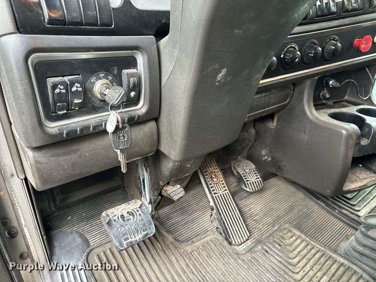 image for item LF9997 2010 Kenworth  T800 semi truck