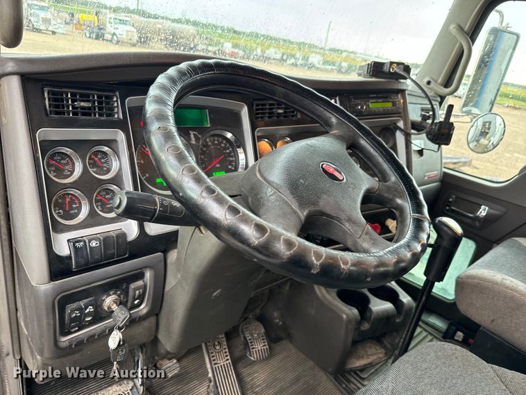 image for item LF9997 2010 Kenworth  T800 semi truck
