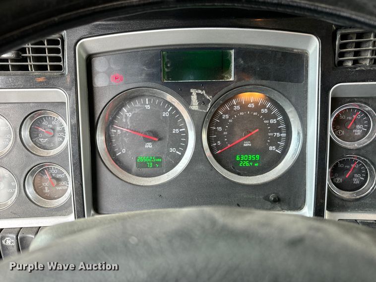 image for item LF9997 2010 Kenworth  T800 semi truck