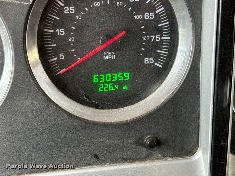 image for item LF9997 2010 Kenworth  T800 semi truck