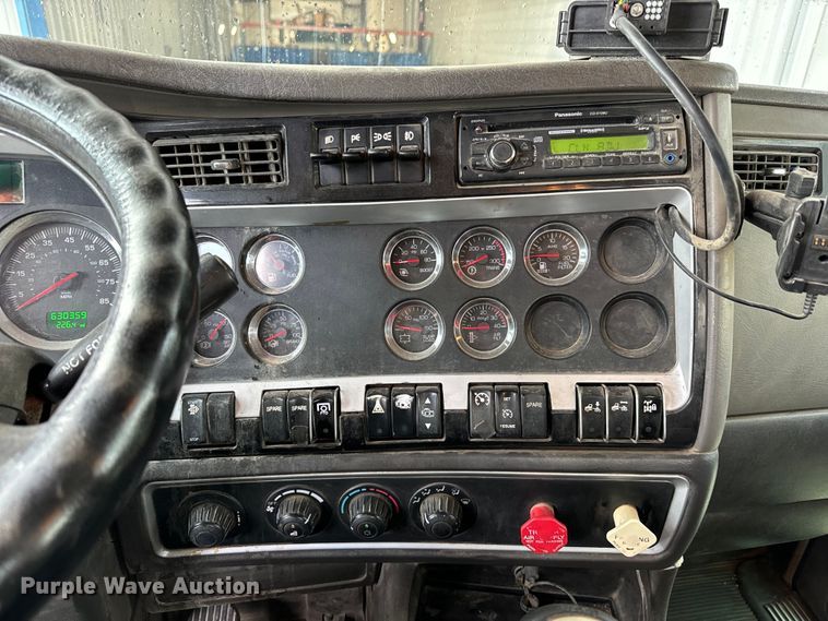 image for item LF9997 2010 Kenworth  T800 semi truck