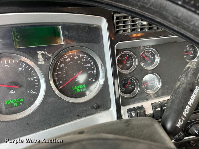 image for item LF9997 2010 Kenworth  T800 semi truck