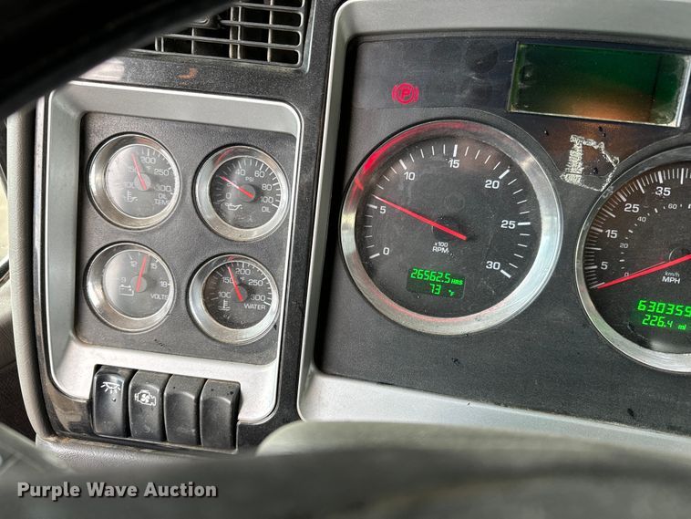 image for item LF9997 2010 Kenworth  T800 semi truck