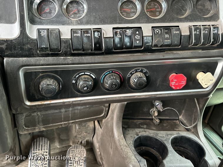 image for item LF9997 2010 Kenworth  T800 semi truck