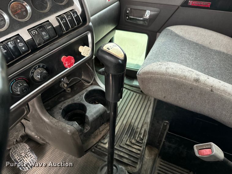 image for item LF9997 2010 Kenworth  T800 semi truck