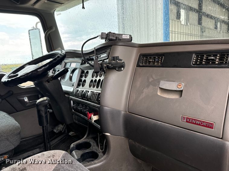 image for item LF9997 2010 Kenworth  T800 semi truck