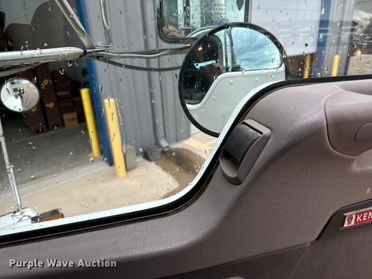 image for item LF9997 2010 Kenworth  T800 semi truck