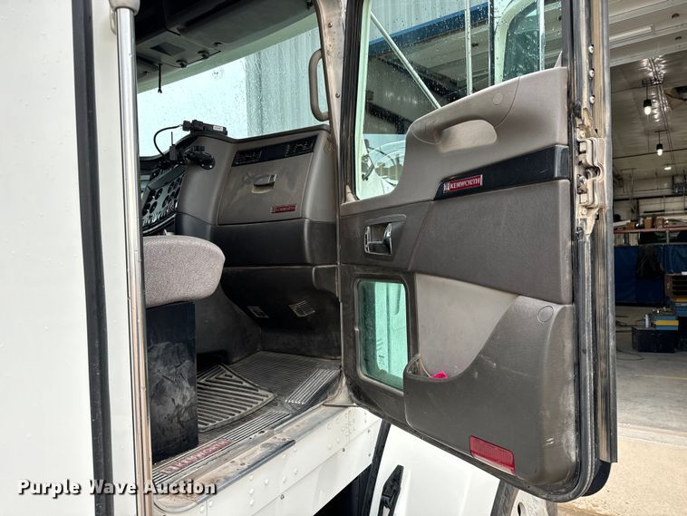 image for item LF9997 2010 Kenworth  T800 semi truck