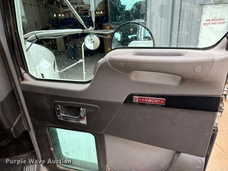 image for item LF9997 2010 Kenworth  T800 semi truck