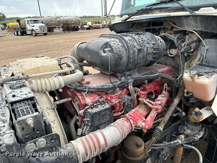 image for item LF9997 2010 Kenworth  T800 semi truck