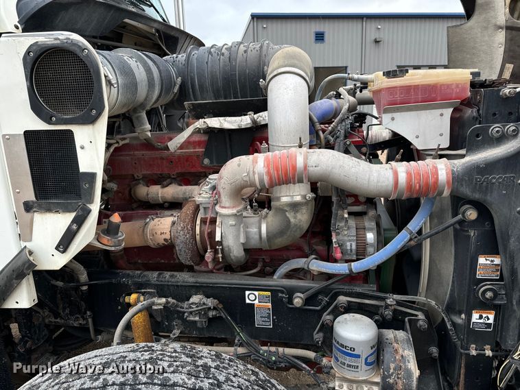 image for item LF9997 2010 Kenworth  T800 semi truck