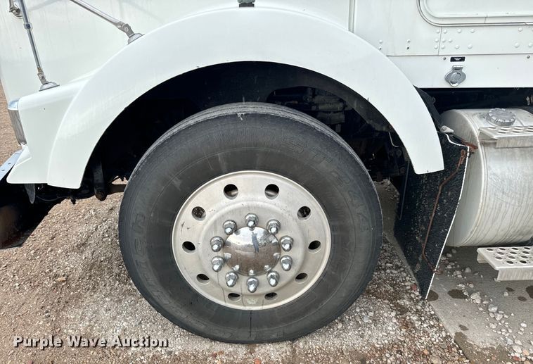 image for item LF9997 2010 Kenworth  T800 semi truck