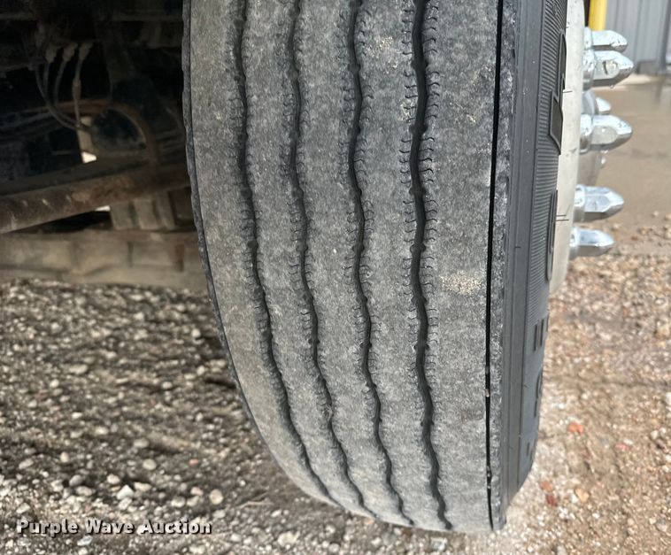 image for item LF9997 2010 Kenworth  T800 semi truck