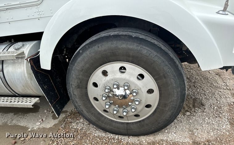 image for item LF9997 2010 Kenworth  T800 semi truck