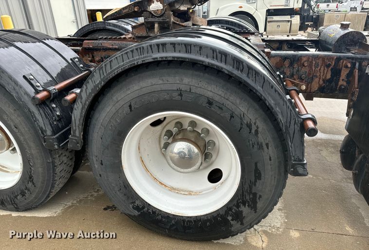 image for item LF9997 2010 Kenworth  T800 semi truck