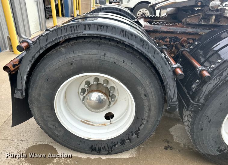 image for item LF9997 2010 Kenworth  T800 semi truck