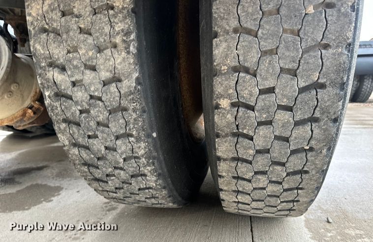 image for item LF9997 2010 Kenworth  T800 semi truck