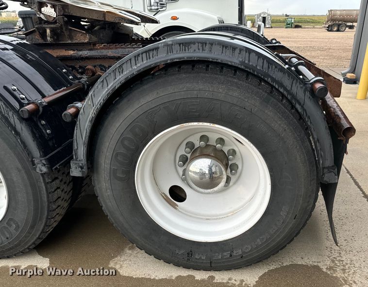 image for item LF9997 2010 Kenworth  T800 semi truck