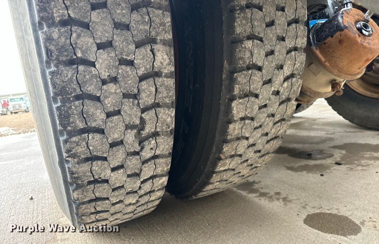 image for item LF9997 2010 Kenworth  T800 semi truck