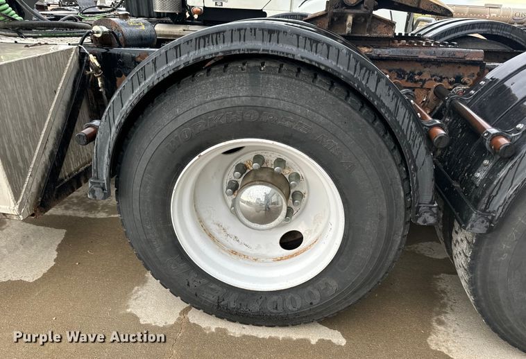 image for item LF9997 2010 Kenworth  T800 semi truck