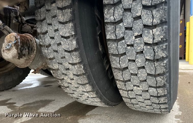 image for item LF9997 2010 Kenworth  T800 semi truck