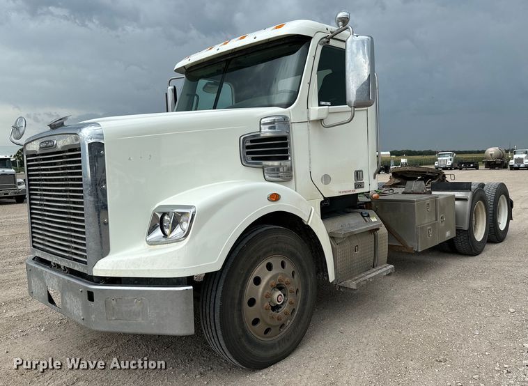 image for item LF9998 2015 Freightliner Coronado 122 semi truck