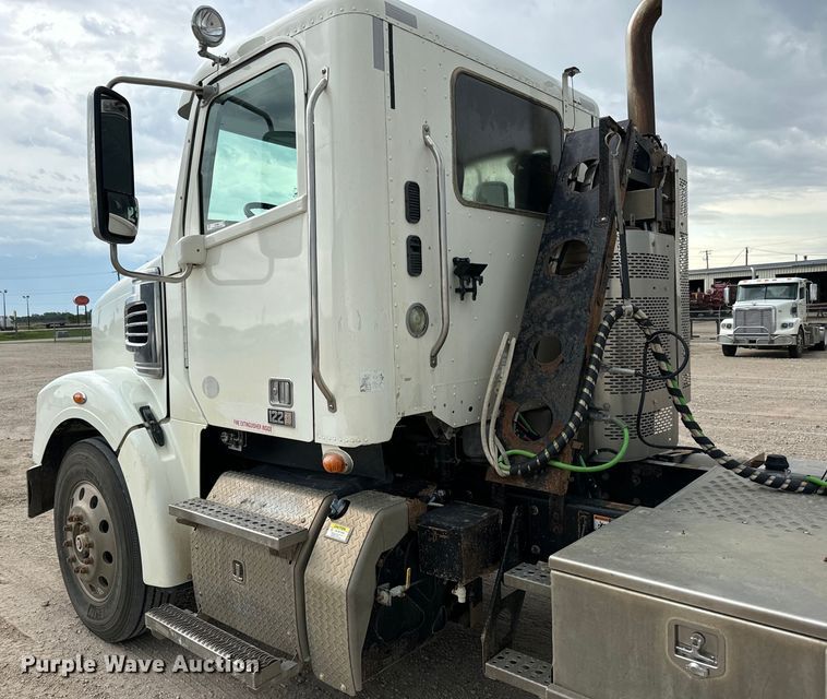 image for item LF9998 2015 Freightliner Coronado 122 semi truck