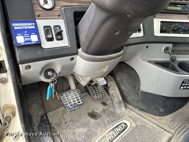 image for item LF9998 2015 Freightliner Coronado 122 semi truck