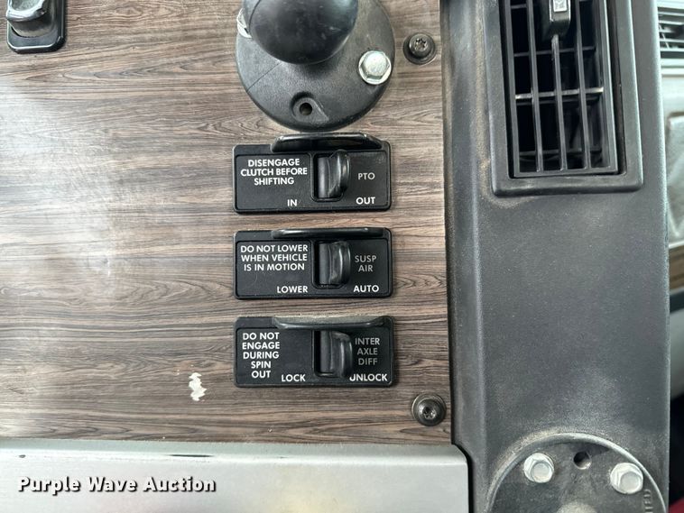 image for item LF9998 2015 Freightliner Coronado 122 semi truck