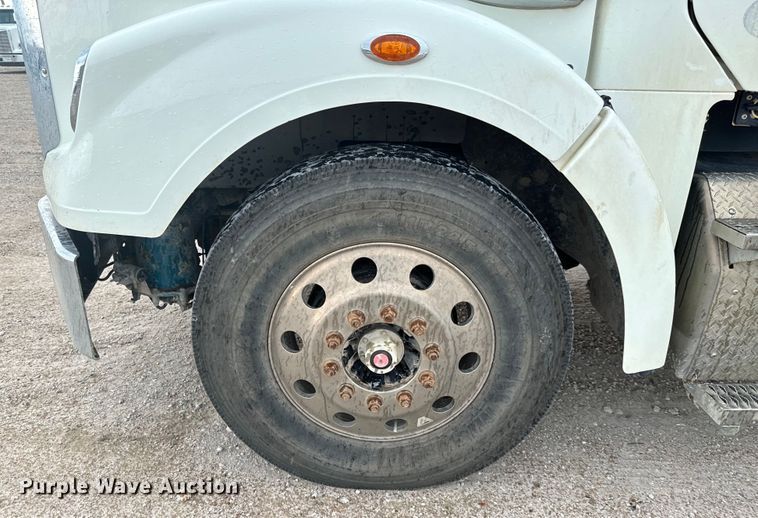 image for item LF9998 2015 Freightliner Coronado 122 semi truck