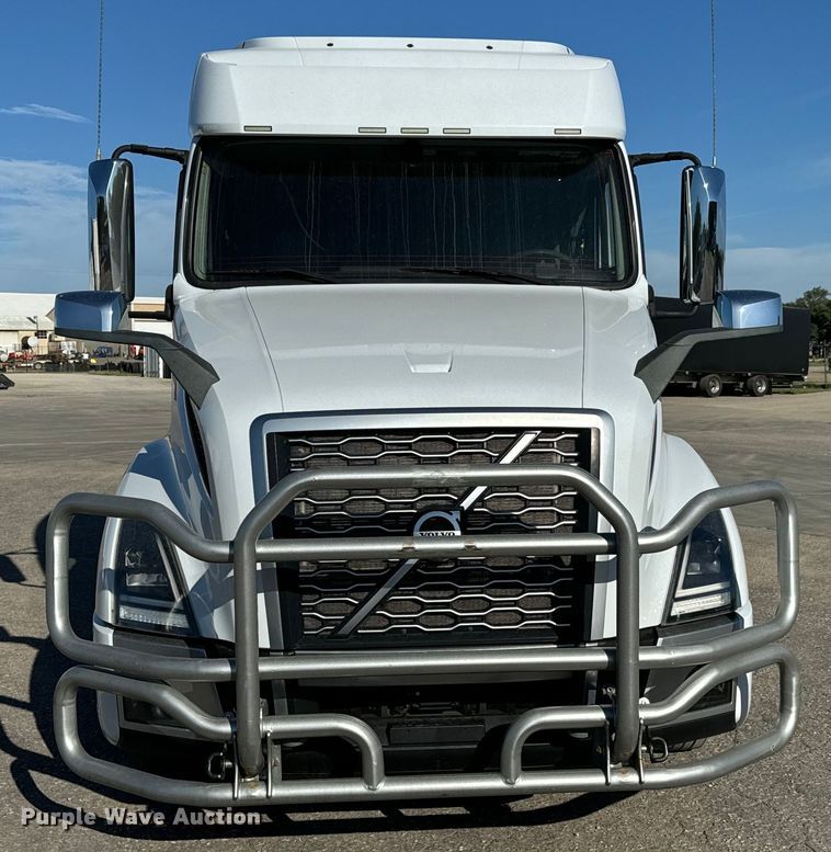 image for item MV9056 2019 Volvo VNL semi truck