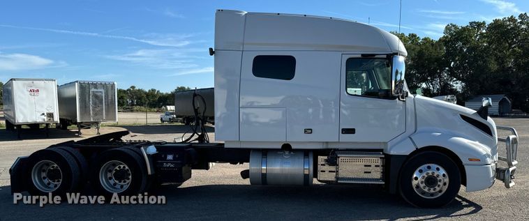 image for item MV9056 2019 Volvo VNL semi truck