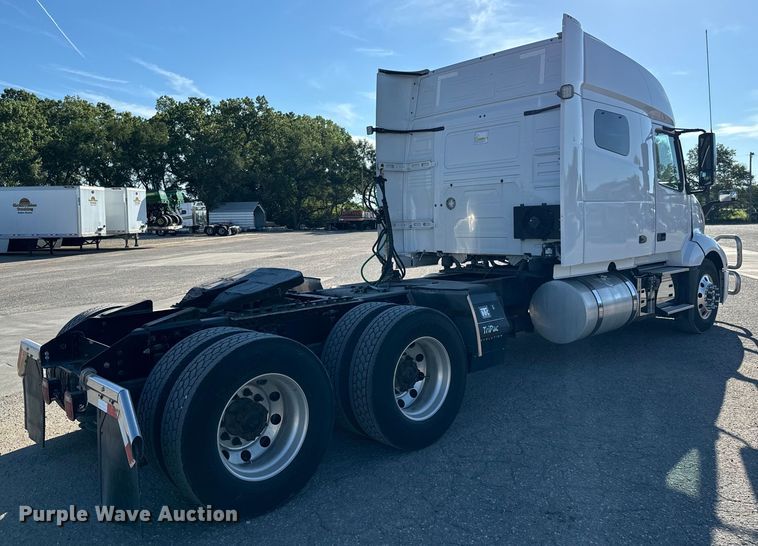 image for item MV9056 2019 Volvo VNL semi truck