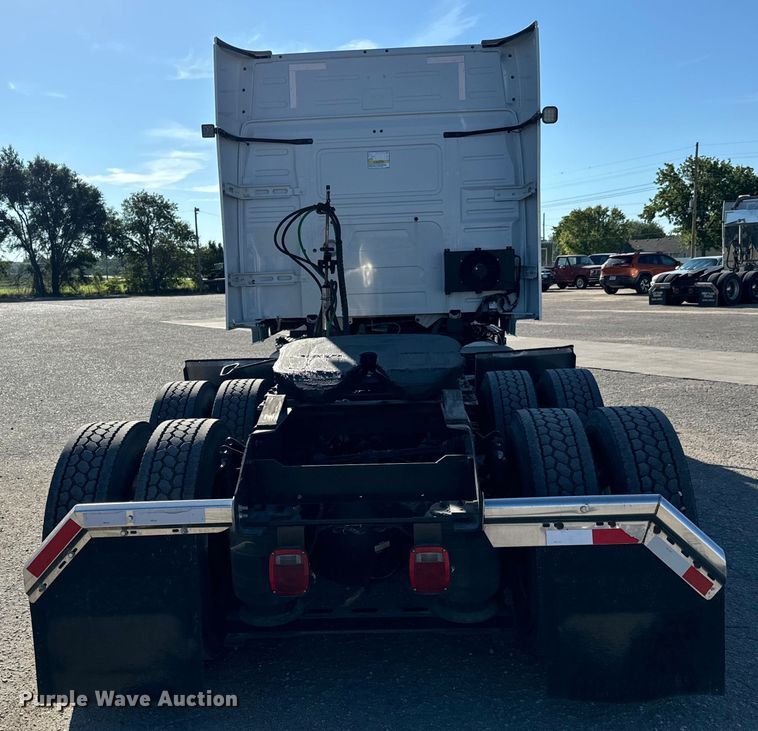 image for item MV9056 2019 Volvo VNL semi truck
