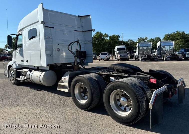 image for item MV9056 2019 Volvo VNL semi truck