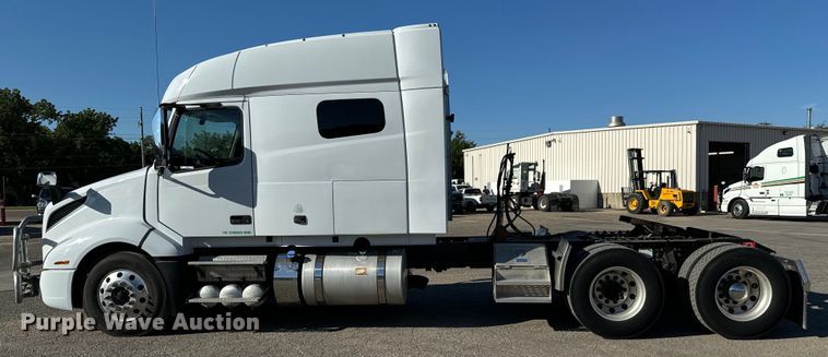 image for item MV9056 2019 Volvo VNL semi truck