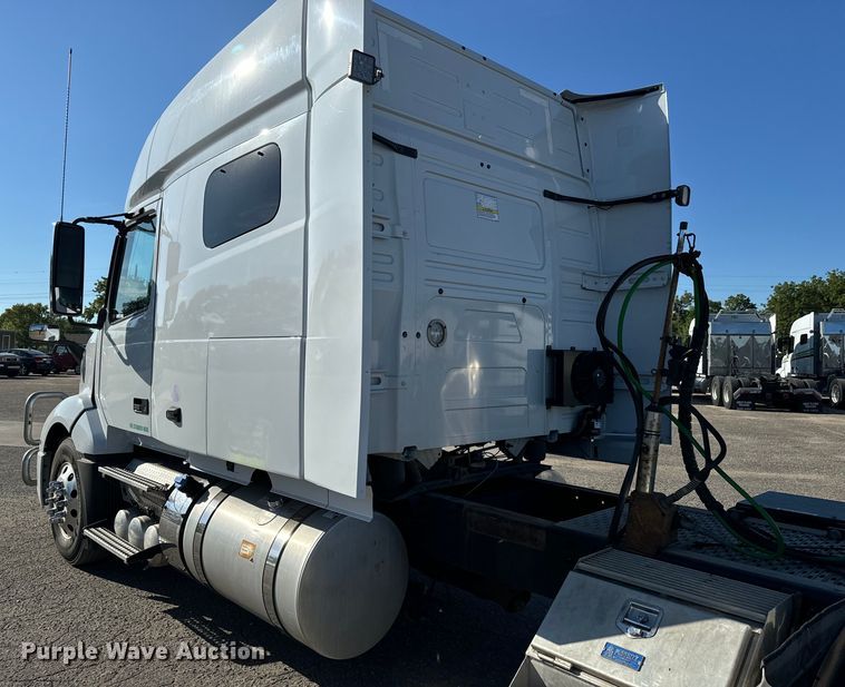 image for item MV9056 2019 Volvo VNL semi truck