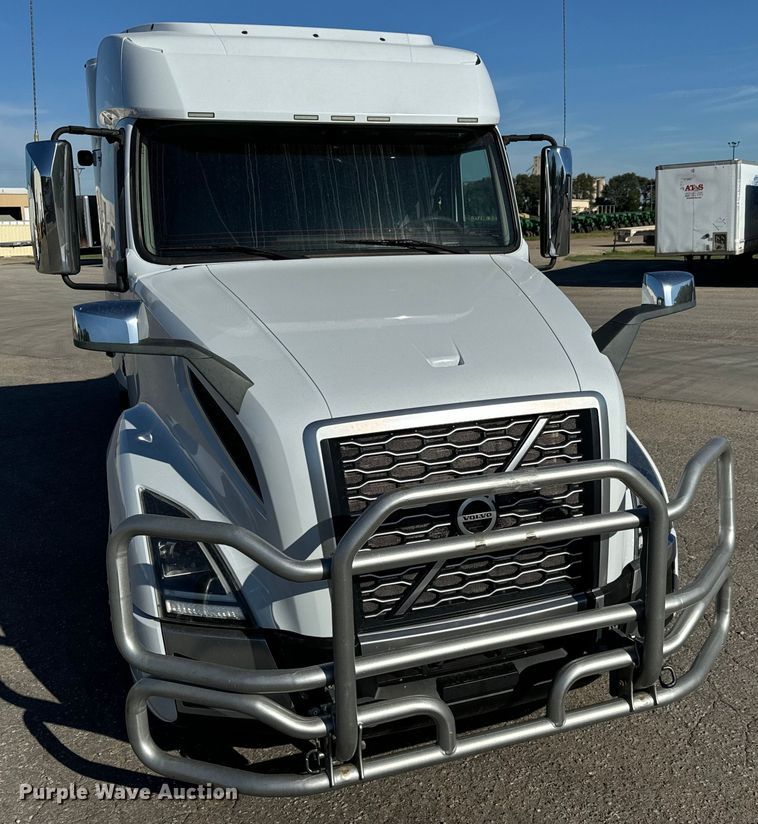 image for item MV9056 2019 Volvo VNL semi truck