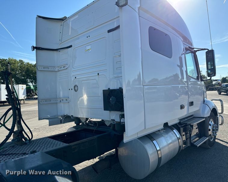 image for item MV9056 2019 Volvo VNL semi truck