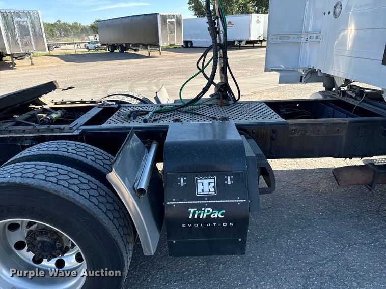 image for item MV9056 2019 Volvo VNL semi truck