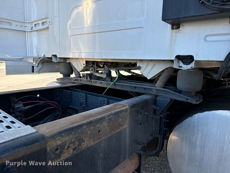 image for item MV9056 2019 Volvo VNL semi truck